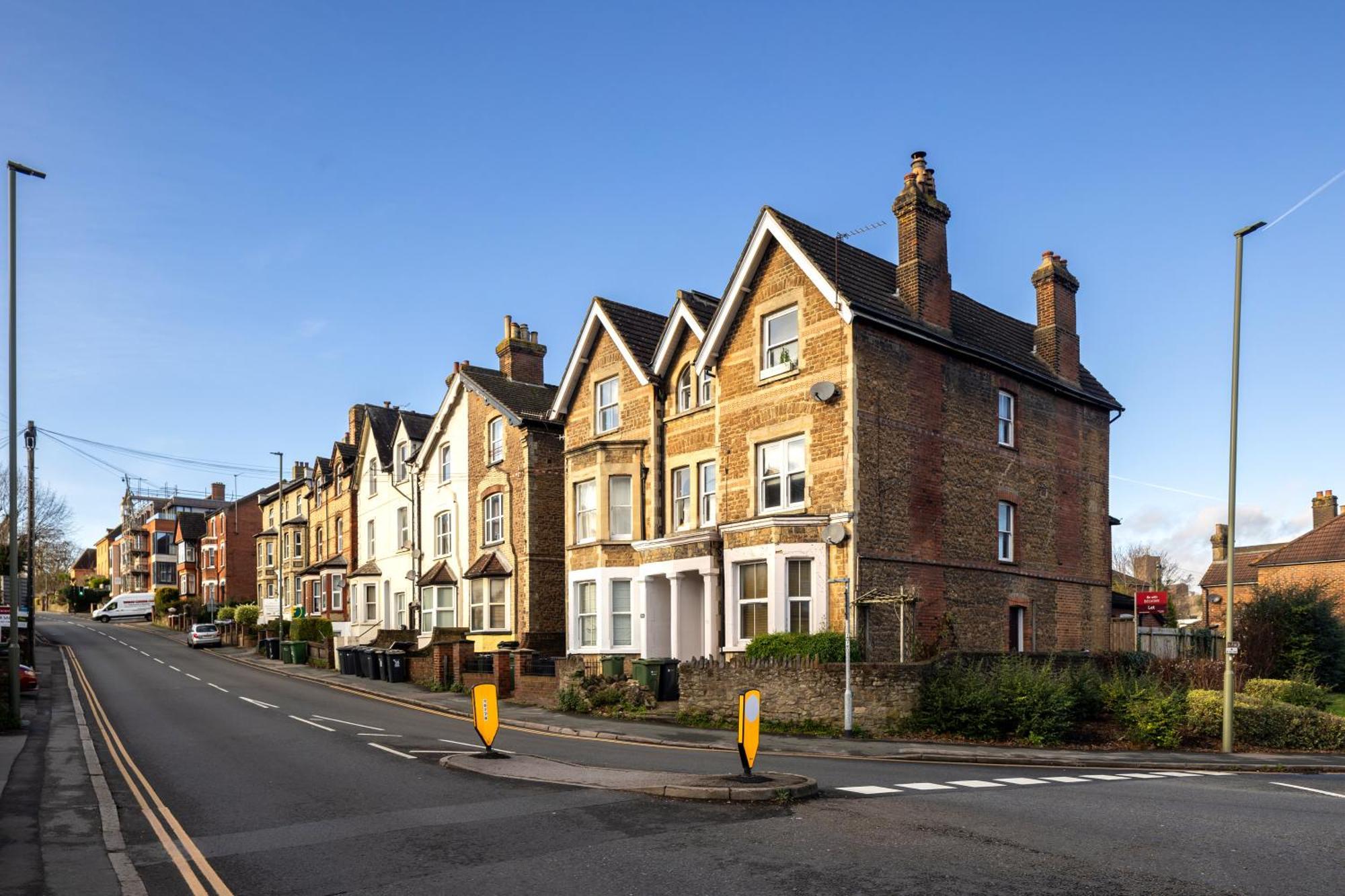 Guildford Station With Parking Exterior foto